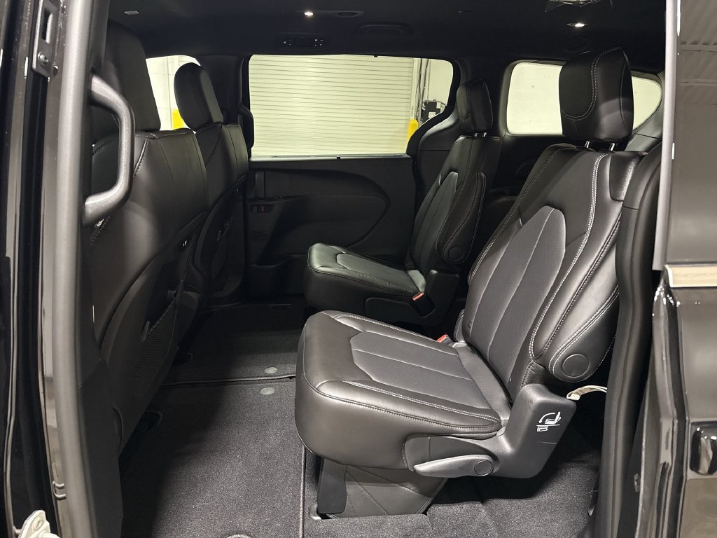 New 2027 Chrysler Pacifica Select w/ Family Tech Group AWD/4WD image 23