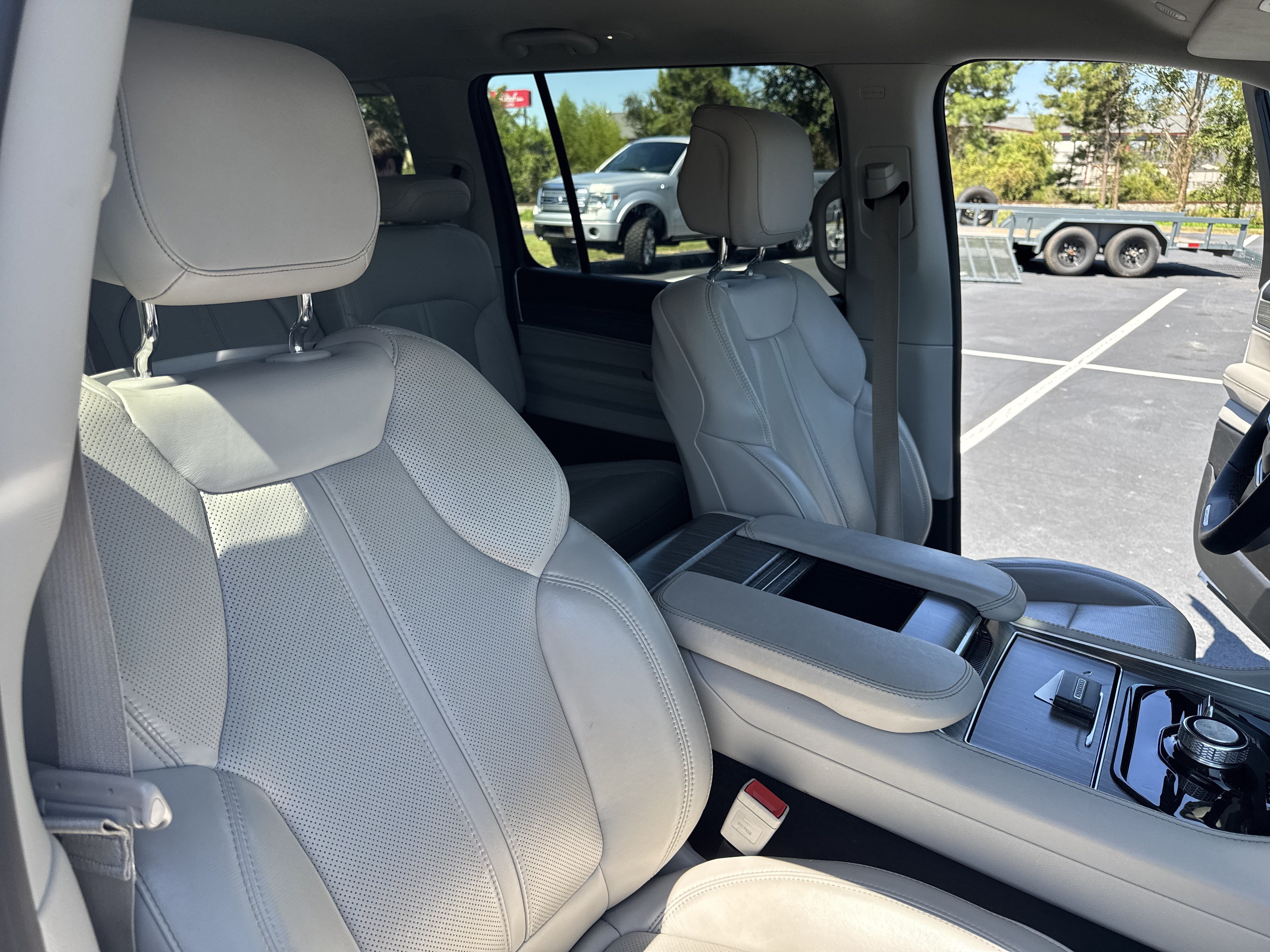 Used 2024 Jeep Wagoneer L Series II AWD/4WD image 37