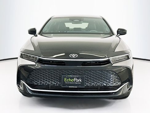 Used 2023 Toyota Crown Platinum image 2