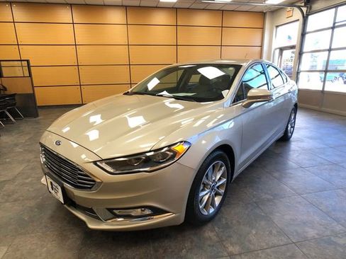 Used 2017 Ford Fusion SE w/ Fusion SE Technology Package FWD image 3