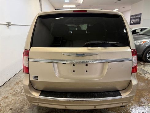 Used 2015 Chrysler Town & Country Touring-L w/ Driver Convenience Group image 5