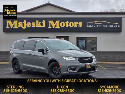 Used 2025 Chrysler Pacifica Select