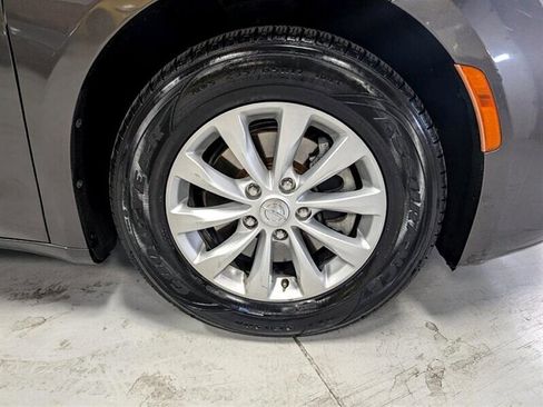 Used 2017 Chrysler Pacifica Touring w/ Tire & Wheel Group image 12