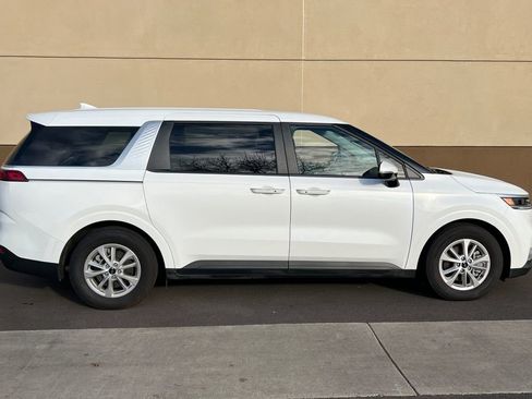 Used 2023 Kia Carnival LX image 3