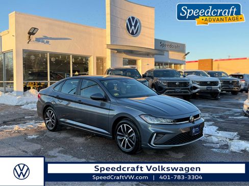 Certified 2025 Volkswagen Jetta SE w/ Sunroof Package image 1