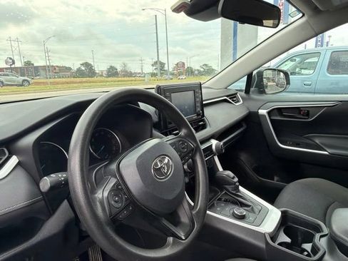 Used 2021 Toyota RAV4 LE AWD/4WD image 17