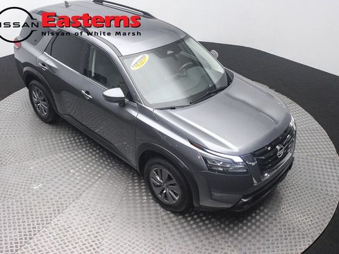 Used 2025 Nissan Pathfinder SV FWD image 3