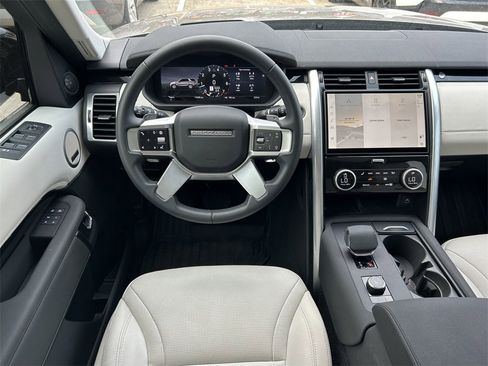 Used 2025 Land Rover Discovery S image 17