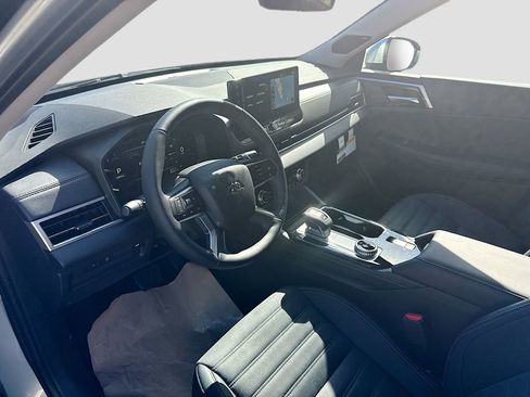 New 2026 Mitsubishi Outlander SE image 9