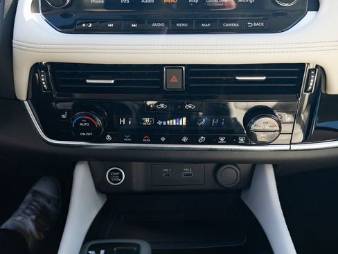 Used 2023 Nissan Rogue SL w/ SL Premium Package image 16