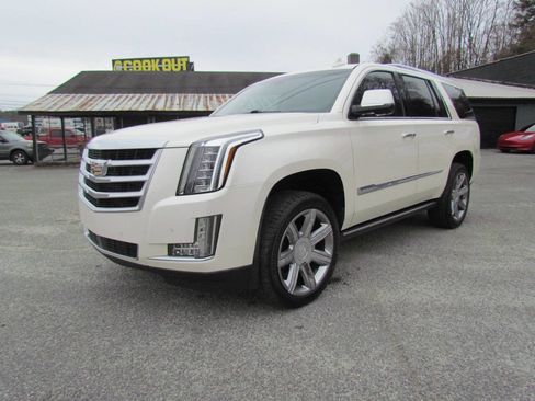 Used 2015 Cadillac Escalade Premium image 3