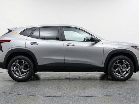 Used 2025 Chevrolet Trax LT image 11