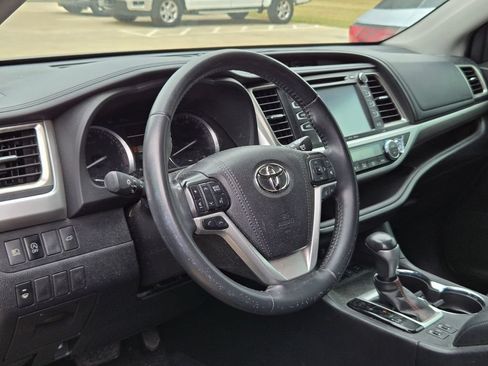 Used 2019 Toyota Highlander SE w/ Nightshade Edition AWD/4WD image 7