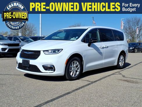 Used 2026 Chrysler Pacifica Select FWD image 1