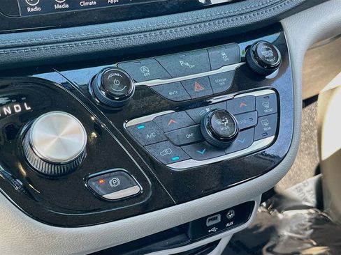Used 2019 Chrysler Pacifica Limited FWD image 16