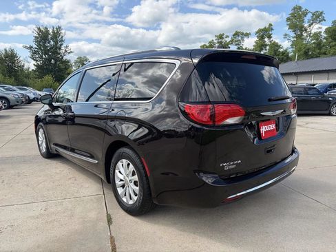 Used 2018 Chrysler Pacifica Touring-L FWD image 6