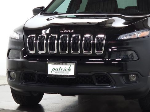 Used 2018 Jeep Cherokee Latitude Plus w/ Cold Weather Group AWD/4WD image 3