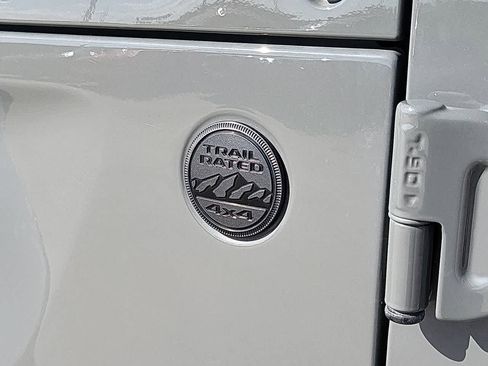 Used 2023 Jeep Gladiator Overland AWD/4WD image 15