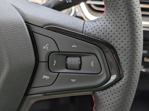 New 2025 Chevrolet Trax RS w/ Sunroof Package image 23