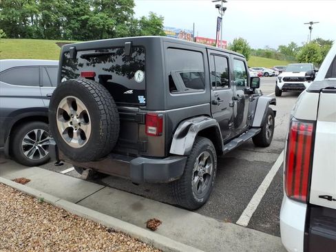 Used 2017 Jeep Wrangler Unlimited Sahara w/ Connectivity Group AWD/4WD image 2