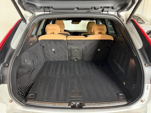 Used 2019 Volvo XC60 T6 Momentum w/ Premium Package AWD/4WD image 13