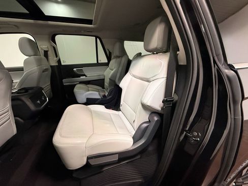 Used 2025 Ford Expedition Max Platinum w/ Driver's Package AWD/4WD image 8