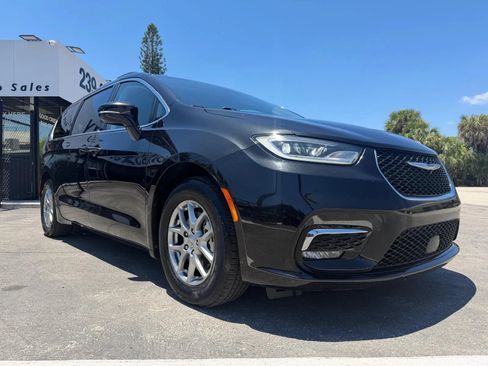 Used 2021 Chrysler Pacifica Touring FWD image 34