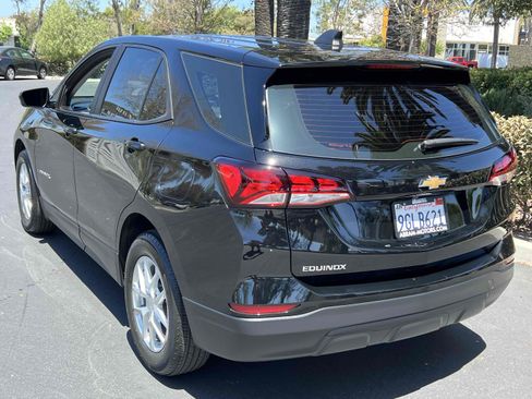 Used 2023 Chevrolet Equinox LS FWD image 2