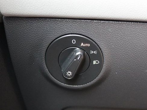 Used 2022 Volkswagen Taos SE w/ Panoramic Sunroof Package image 16