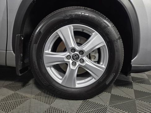 Used 2024 Toyota Highlander LE AWD/4WD image 11
