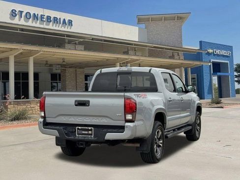 Used 2018 Toyota Tacoma TRD Sport image 5