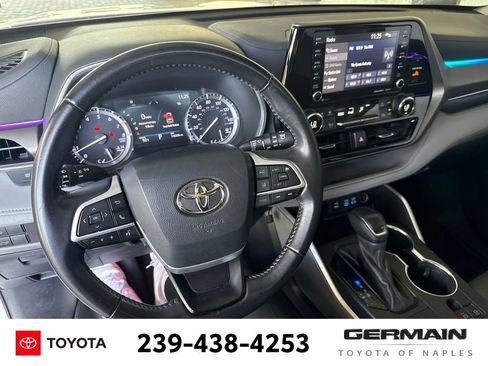 Used 2022 Toyota Highlander XLE FWD image 19