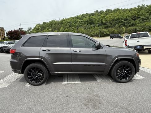 Used 2021 Jeep Grand Cherokee Laredo X AWD/4WD image 4