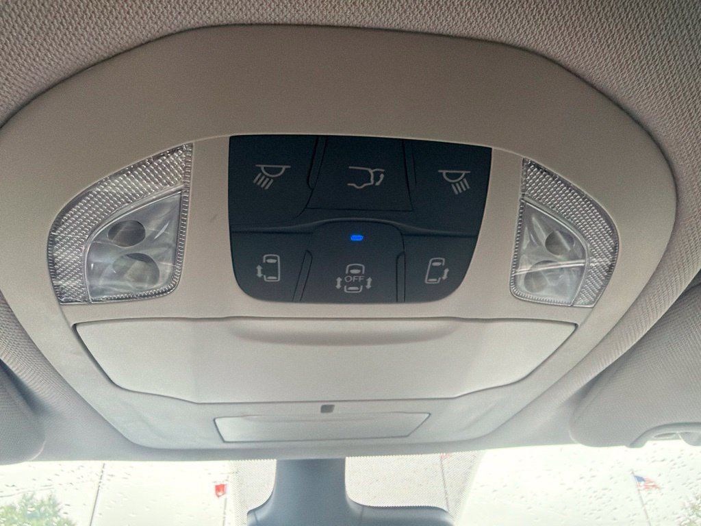 Used 2024 Chrysler Pacifica Touring-L FWD image 22