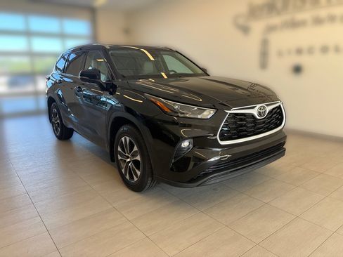Used 2022 Toyota Highlander XLE AWD/4WD image 4