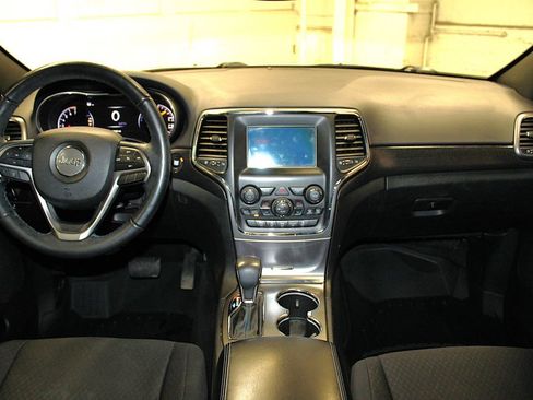 Used 2018 Jeep Grand Cherokee Laredo AWD/4WD image 9