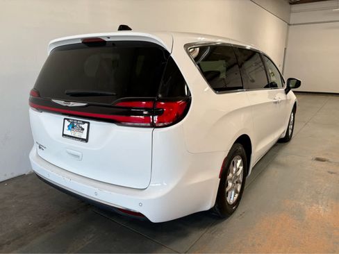 Used 2023 Chrysler Pacifica Touring-L FWD image 7