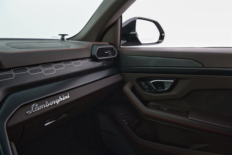 Used 2021 Lamborghini Urus AWD/4WD image 29