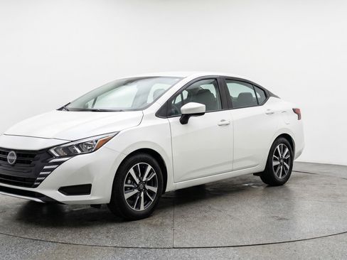 Used 2025 Nissan Versa SV image 3