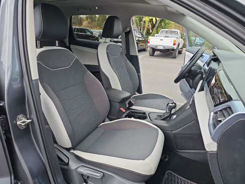 Used 2025 Volkswagen Taos SE w/ Panoramic Sunroof Package FWD image 13