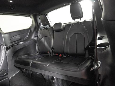 Used 2025 Chrysler Pacifica Select FWD image 15