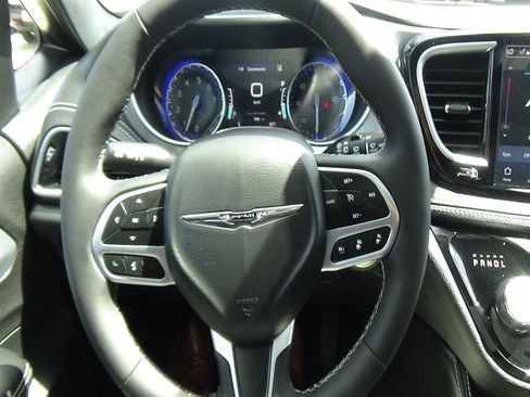 Used 2026 Chrysler Pacifica Limited FWD image 24