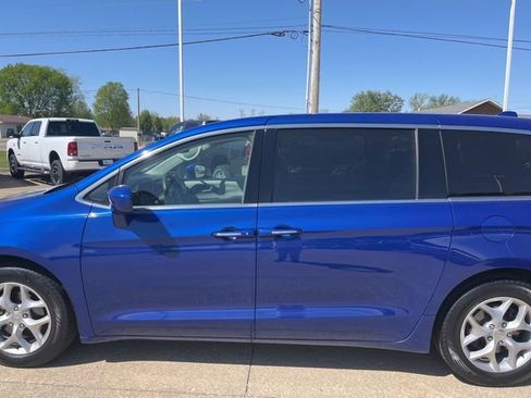 Used 2018 Chrysler Pacifica Touring Plus w/ Tire & Wheel Group FWD image 8