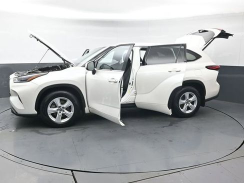 Used 2021 Toyota Highlander LE image 49