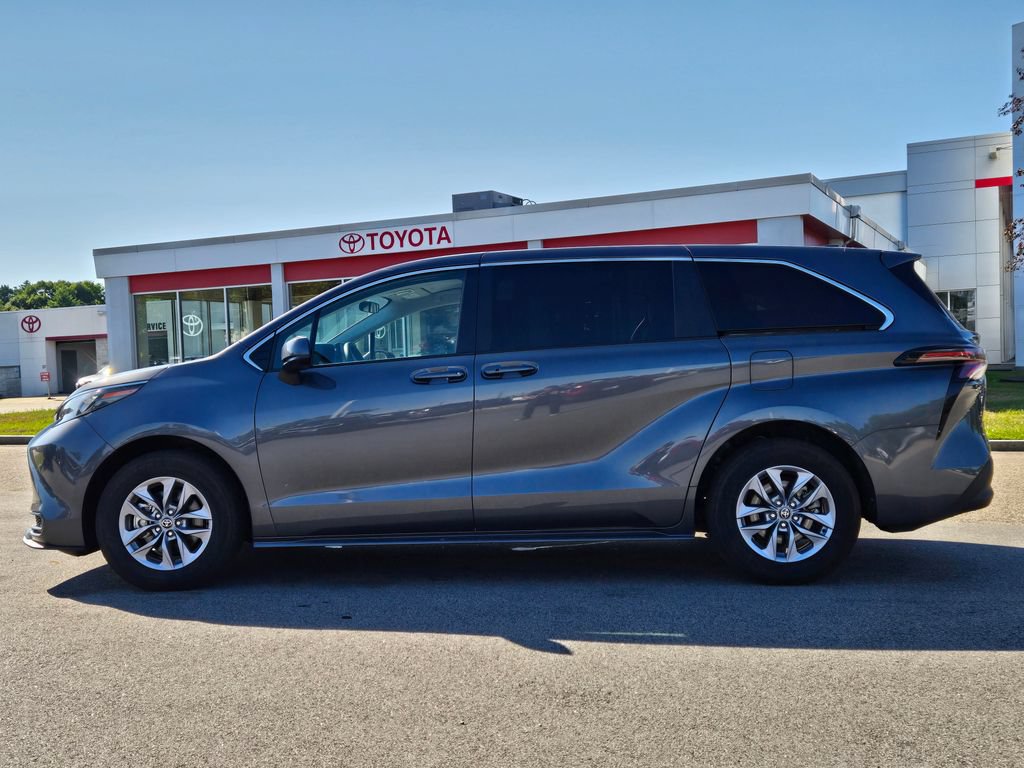 Used 2025 Toyota Sienna LE FWD image 2