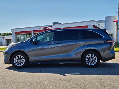 Used 2025 Toyota Sienna LE FWD image 2