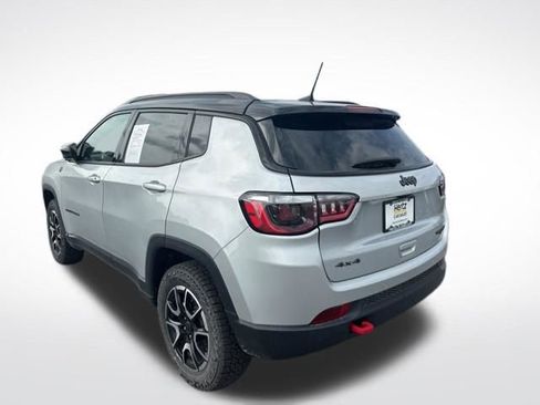 Used 2025 Jeep Compass Trailhawk AWD/4WD image 3