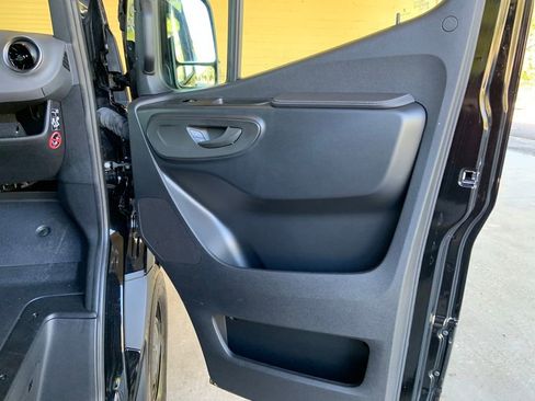 Used 2023 Mercedes-Benz Sprinter 2500 image 11