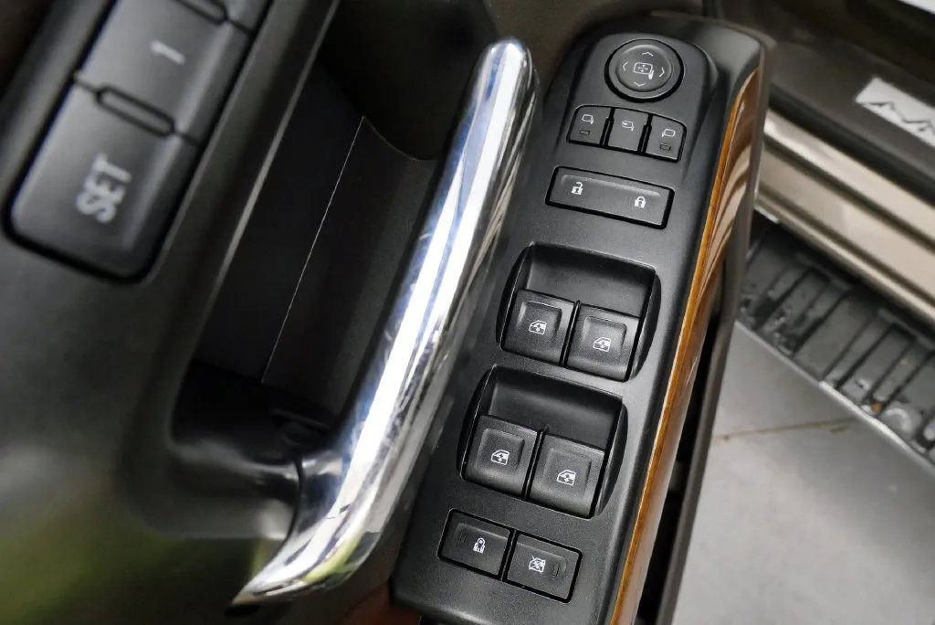 Used 2015 Chevrolet Silverado 2500 High Country w/ High Country Premium Package AWD/4WD image 11