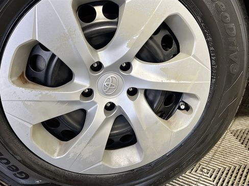 Used 2019 Toyota RAV4 LE image 14